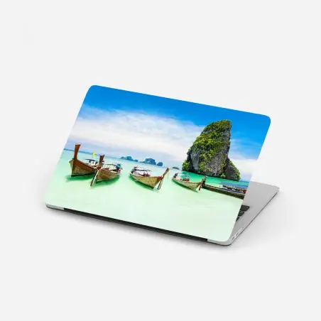 Adesivo per laptop barche tradizionali sulla spiaggia tropicale • Wallissimo®
