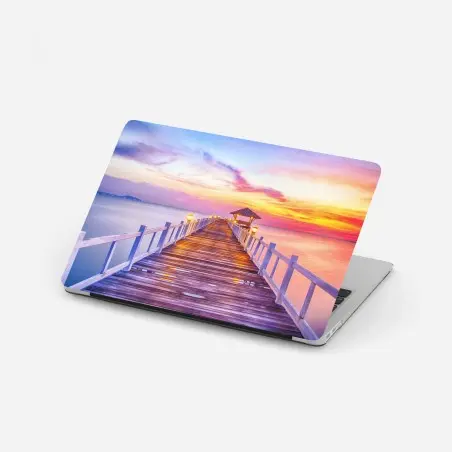 Adesivo per laptop tramonto sul molo: vista serena sul mare • Wallissimo®