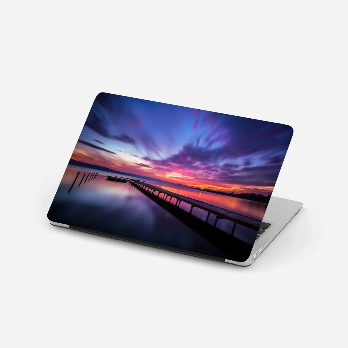 Adesivo per laptop molo al tramonto sul lago dai colori vividi • Wallissimo®