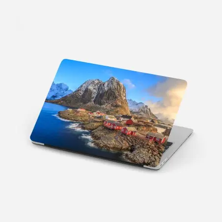 Adesivo per laptop panorama costiero con case rosse e montagna innevata • Wallissimo®
