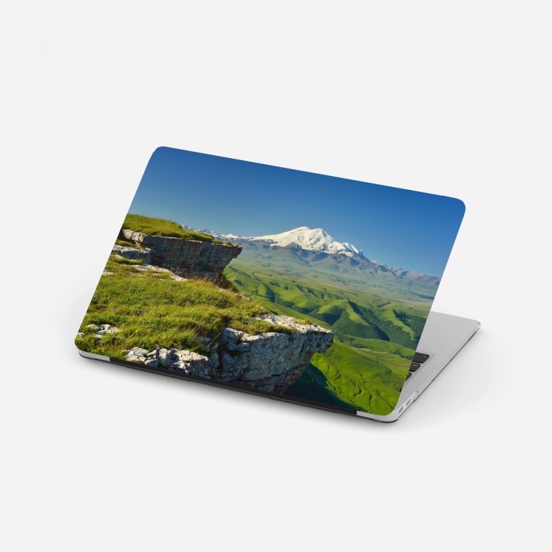 Adesivo per laptop panorama mozzafiato di Elbrus su altopiani verdi