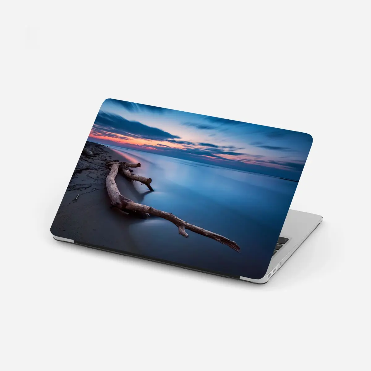 Adesivo per laptop tramonto sereno sulla spiaggia con tronco levigato • Wallissimo®