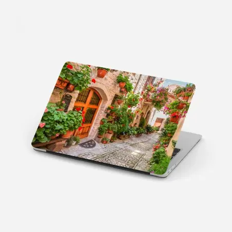 Adesivo per laptop vicolo fiorito in Umbria • Wallissimo®