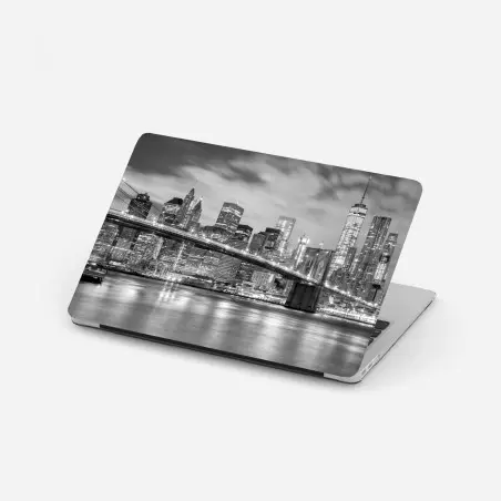 Adesivo per laptop notturno di Manhattan con il ponte di Brooklyn • Wallissimo®