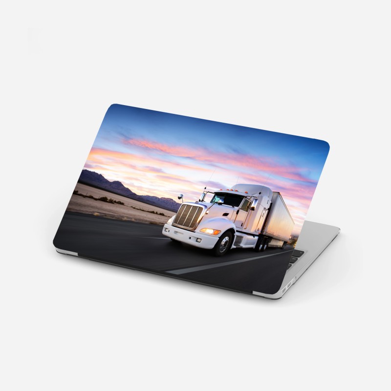 Adesivo per laptop camion bianco al tramonto su strada deserta