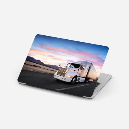 Adesivo per laptop camion bianco al tramonto su strada deserta • Wallissimo®