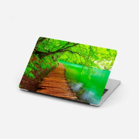 Adesivo per laptop percorso in legno lungo il lago verde • Wallissimo®