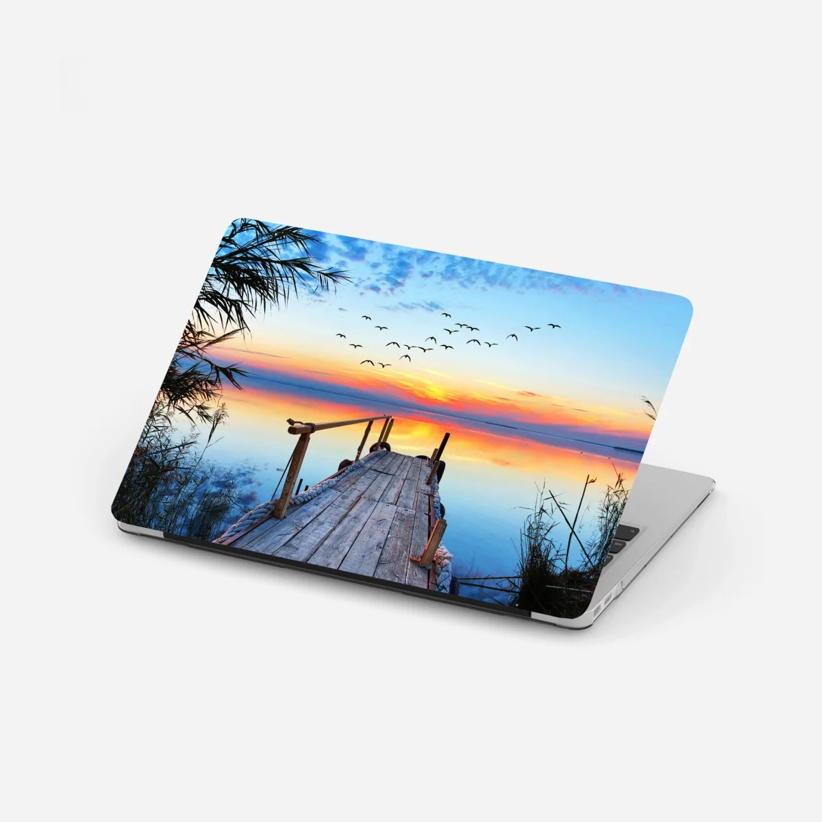 Adesivo per laptop tramonto sul molo: vista serena sul lago • Wallissimo® Adesivo per laptop tramonto sul molo: vista serena sul lago • Wallissimo®