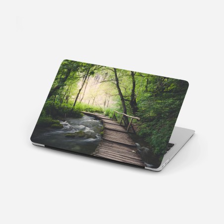 Adesivo per laptop sentiero di legno sulle acque del bosco • Wallissimo®