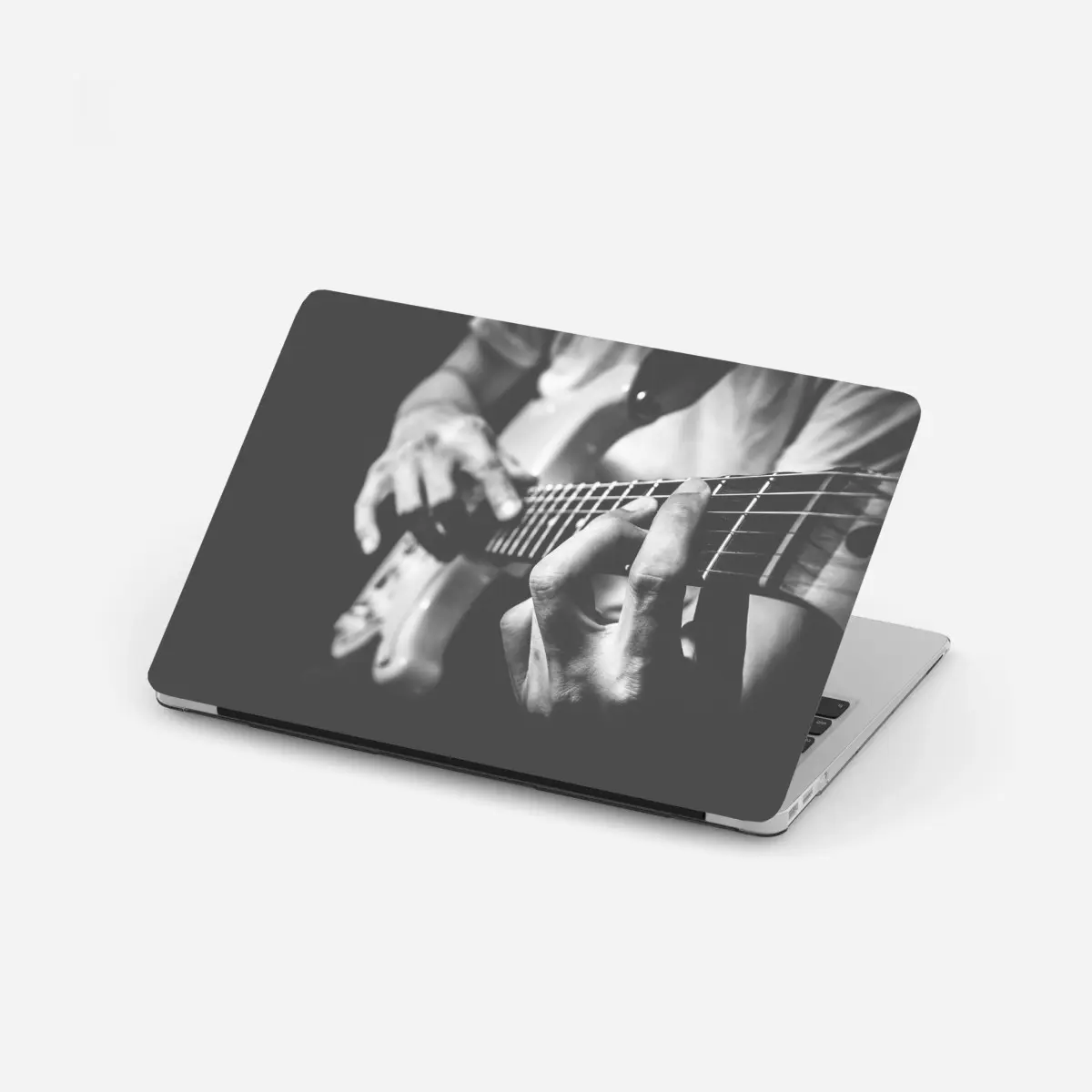 Adesivo per laptop dettaglio di chitarra elettrica in bianco e nero • Wallissimo®