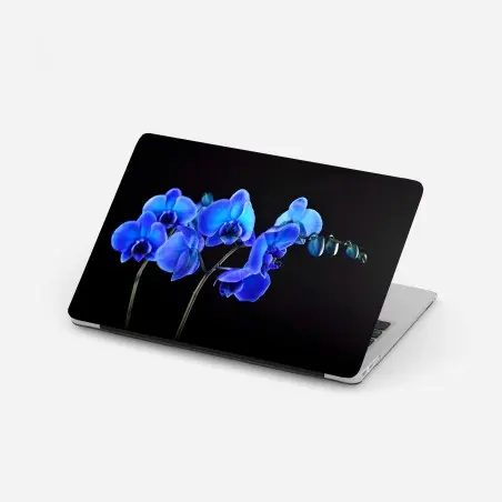 Adesivo per laptop eleganza di orchidea blu su sfondo nero • Wallissimo®