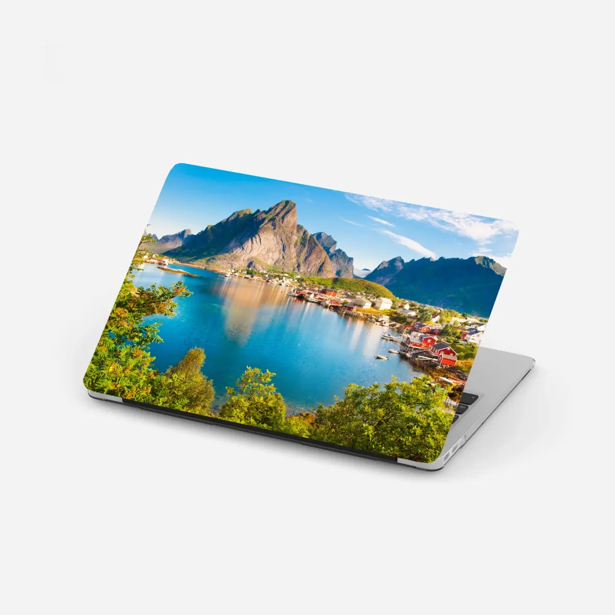 Adesivo per laptop panorama nordico sul fiordo con villaggio colorato • Wallissimo®