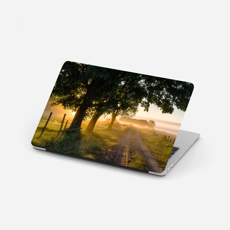 Adesivo per laptop alba dorata sul sentiero di campagna
