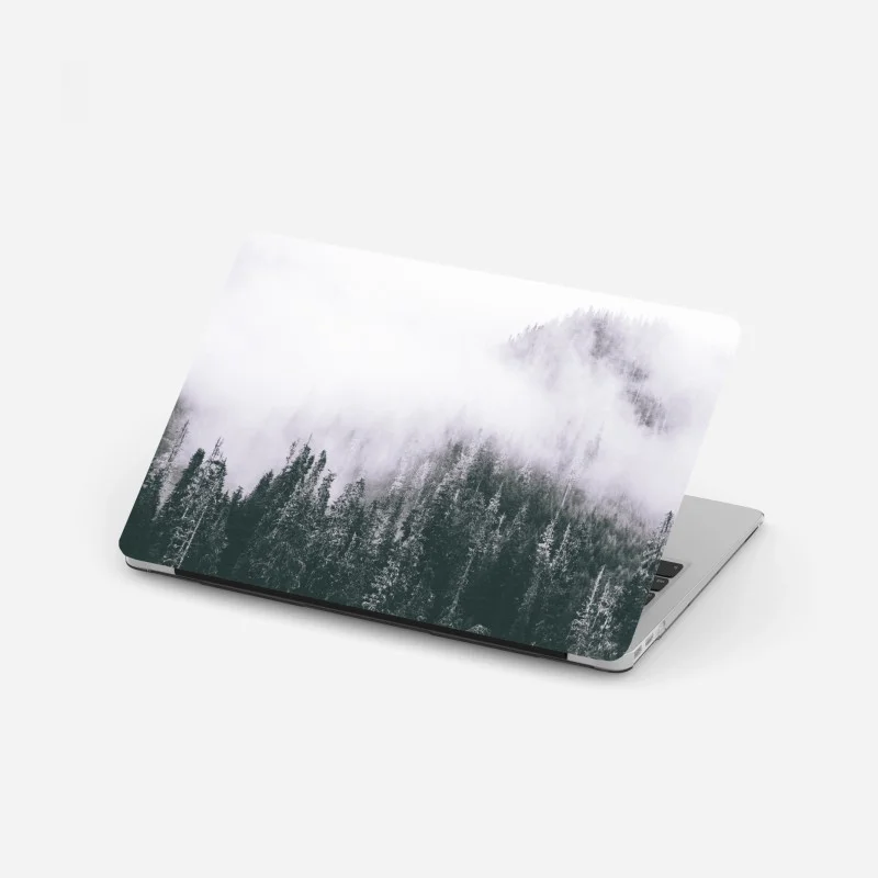 Adesivo per laptop bosco avvolto nella nebbia