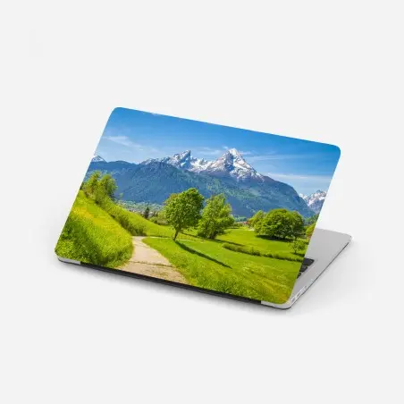 Adesivo per laptop paesaggio alpino primaverile con montagne innevate • Wallissimo®