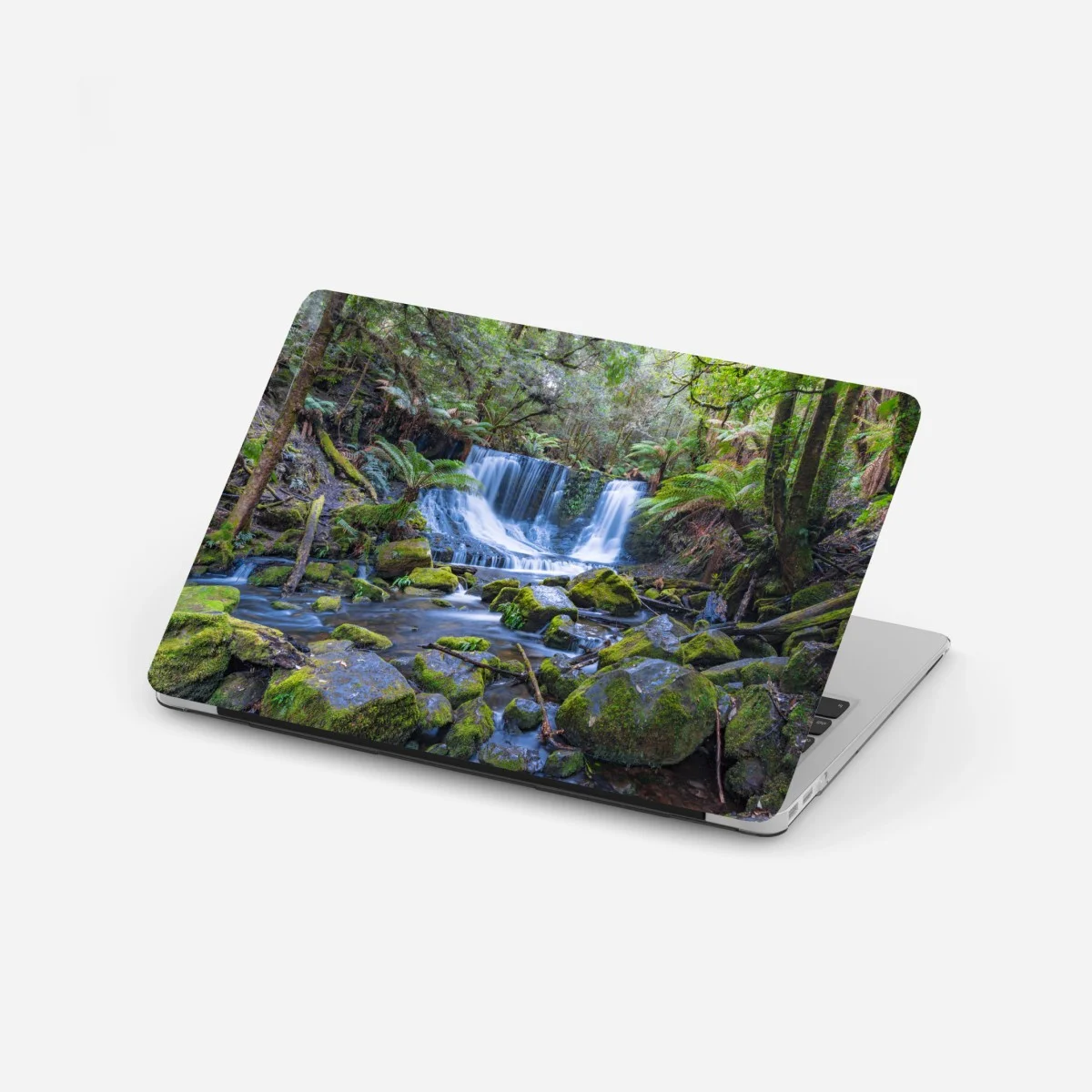 Adesivo per laptop cascata tra le felci nella foresta • Wallissimo® Adesivo per laptop cascata tra le felci nella foresta • Wallissimo®