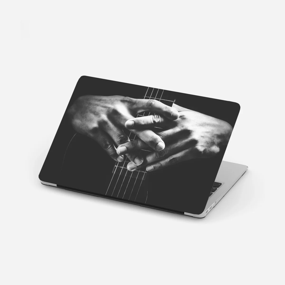 Adesivo per laptop mani intrecciate sulla chitarra in bianco e nero • Wallissimo® Adesivo per laptop mani intrecciate sulla chitarra in bianco e nero • Wallissimo®