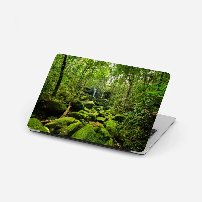 Adesivo per laptop oasi di muschio e cascata nella foresta pluviale