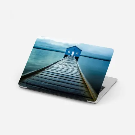 Adesivo per laptop capanno blu sul pontile • Wallissimo®