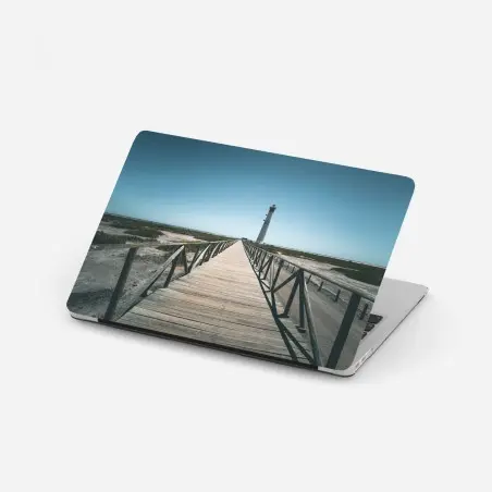 Adesivo per laptop faro sulla passerella verso l'orizzonte • Wallissimo®