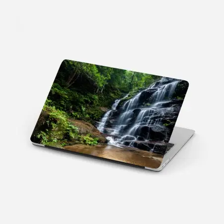 Adesivo per laptop cascata nella foresta lussureggiante • Wallissimo®