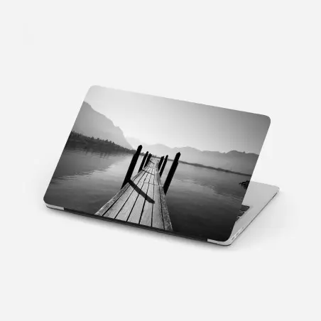 Adesivo per laptop molo solitario sul lago tra le montagne in bianco e nero • Wallissimo®