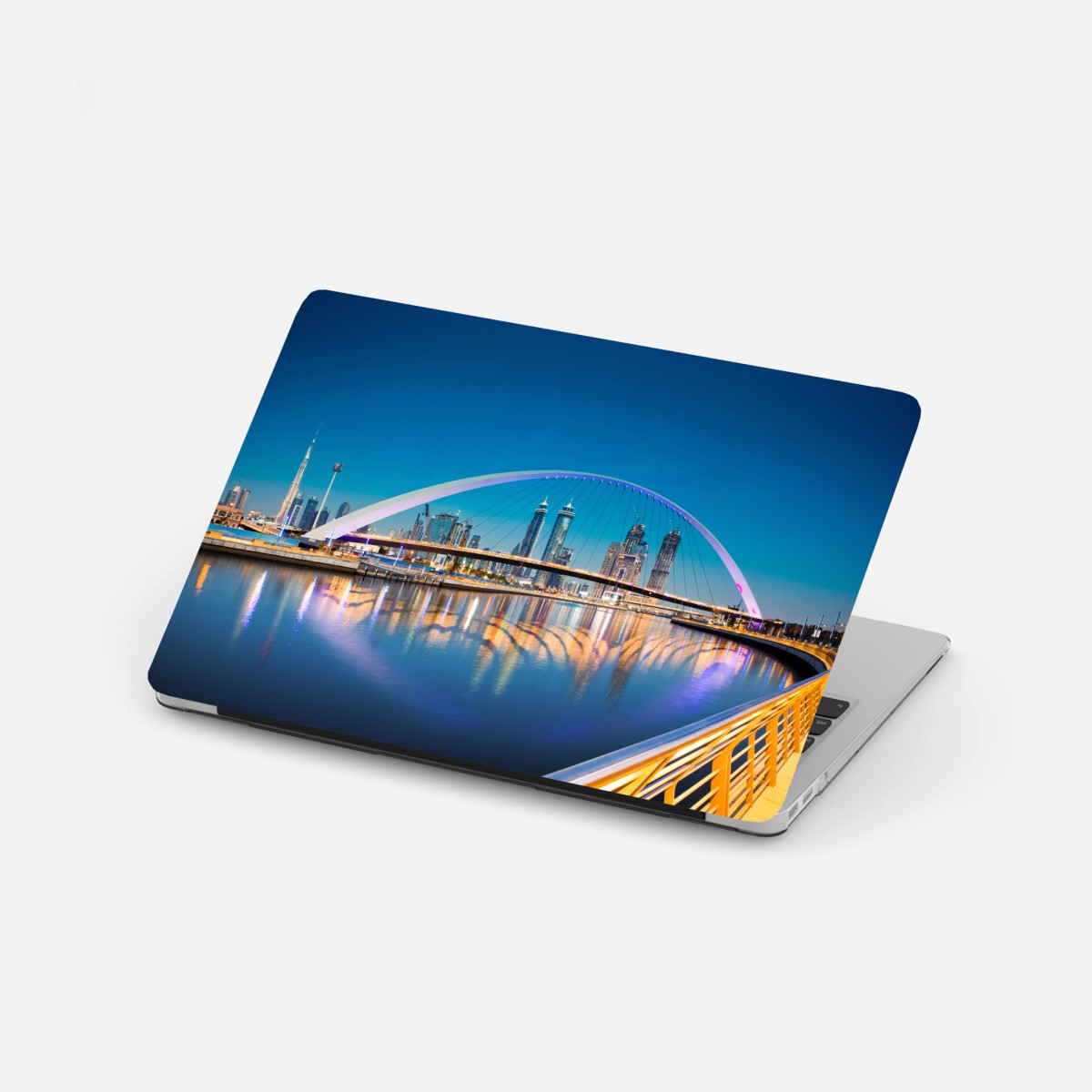 Adesivo per laptop tramonto a Dubai: arco moderno e riflessi sul canale • Wallissimo®