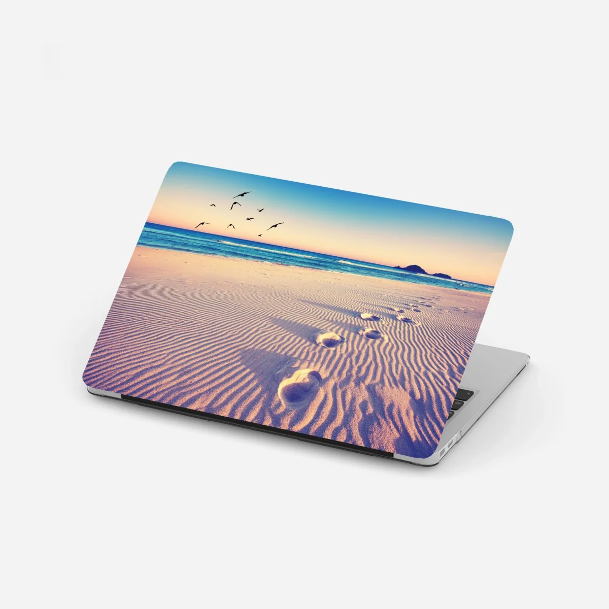Adesivo per laptop impronte magiche sulla spiaggia al tramonto • Wallissimo® Adesivo per laptop impronte magiche sulla spiaggia al tramonto • Wallissimo®