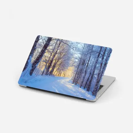 Adesivo per laptop bosco innevato alla luce dorata • Wallissimo®