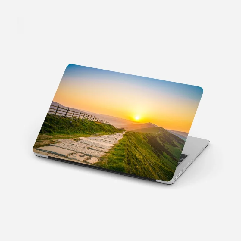 Adesivo per laptop sentiero dorato tra le colline al tramonto