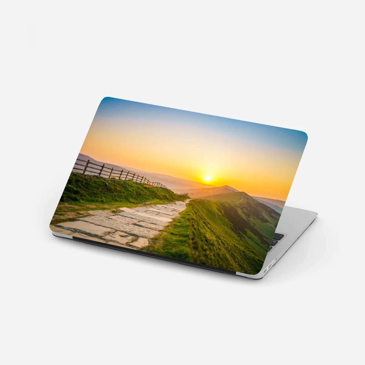 Adesivo per laptop sentiero dorato tra le colline al tramonto • Wallissimo® Adesivo per laptop sentiero dorato tra le colline al tramonto • Wallissimo®