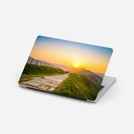 Adesivo per laptop sentiero dorato tra le colline al tramonto • Wallissimo®