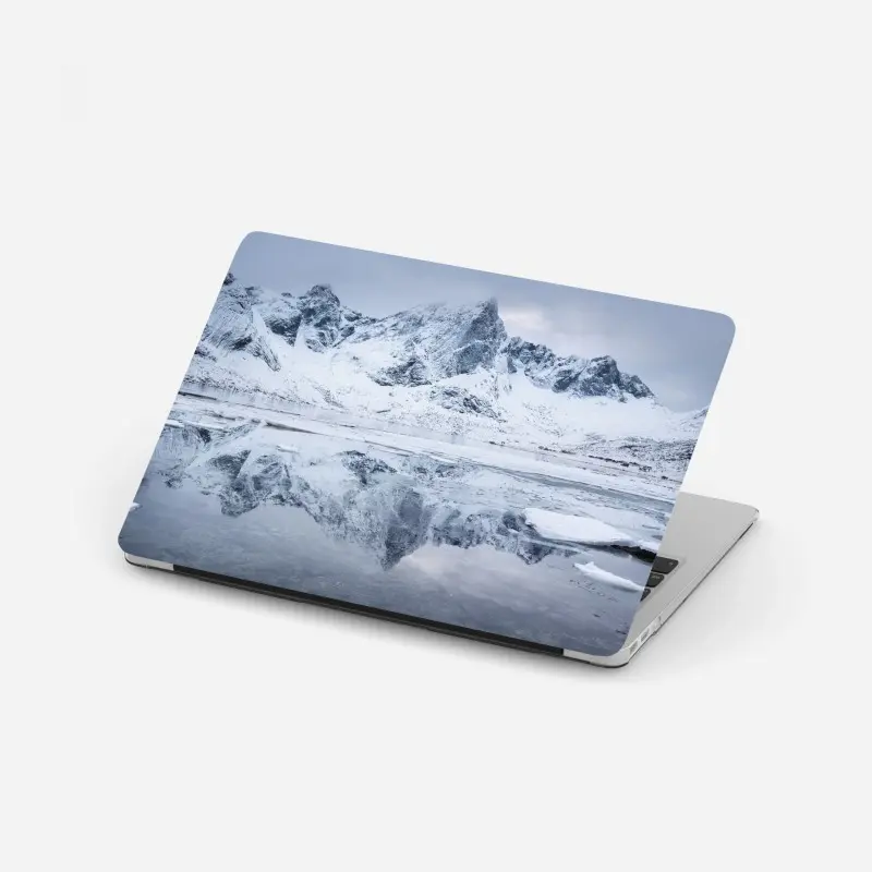 Adesivo per laptop riflessi artici sulle montagne della Norvegia