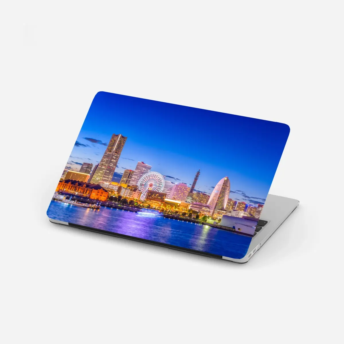 Adesivo per laptop panorama notturno di Yokohama al crepuscolo • Wallissimo®