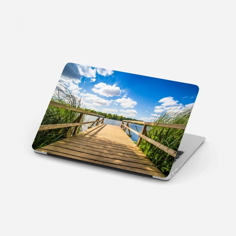 Adesivo per laptop pontile verso il lago in una giornata di sole