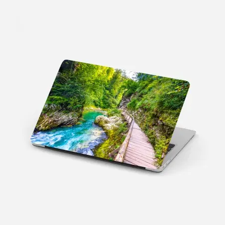 Adesivo per laptop passerella sul fiume turchese tra le rocce • Wallissimo®