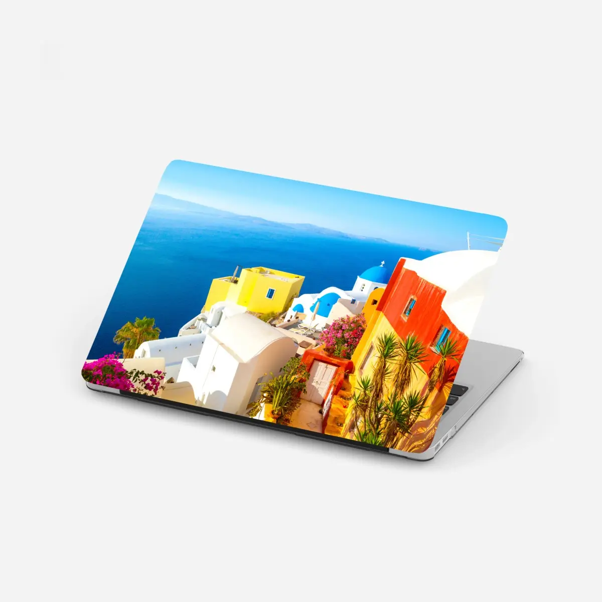Adesivo per laptop scorcio di Santorini: case colorate sulla scogliera • Wallissimo®