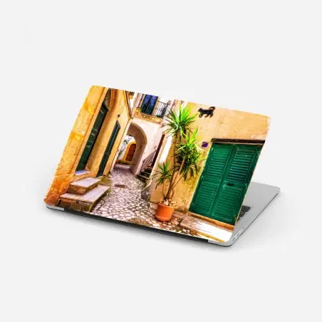 Adesivo per laptop angolo pittoresco nel vicolo soleggiato • Wallissimo®