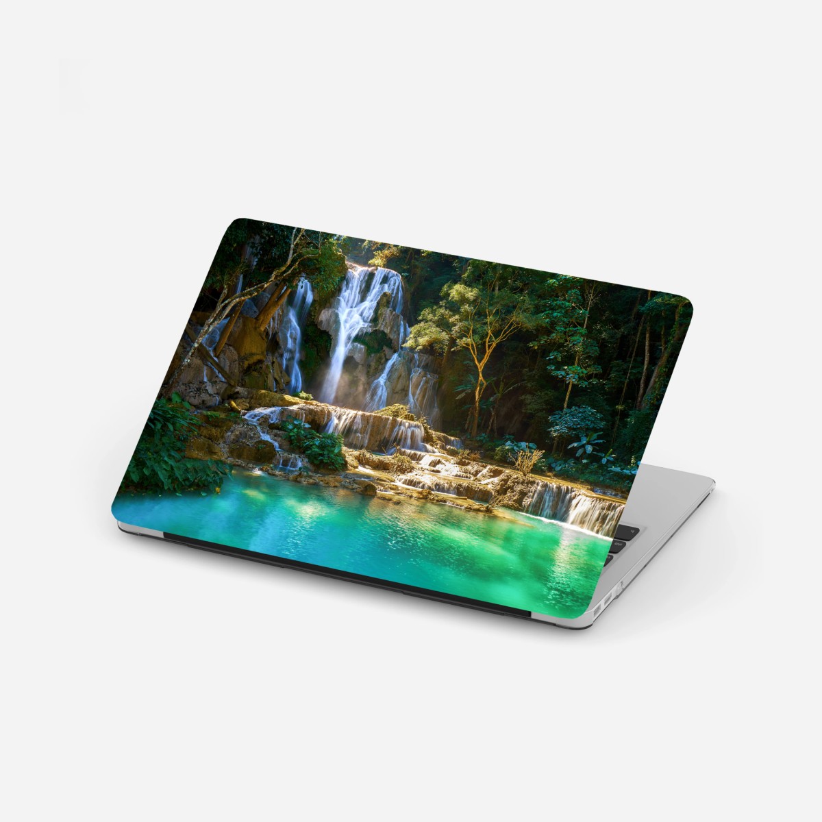 Adesivo per laptop oasi di cascata nella foresta tropicale • Wallissimo®