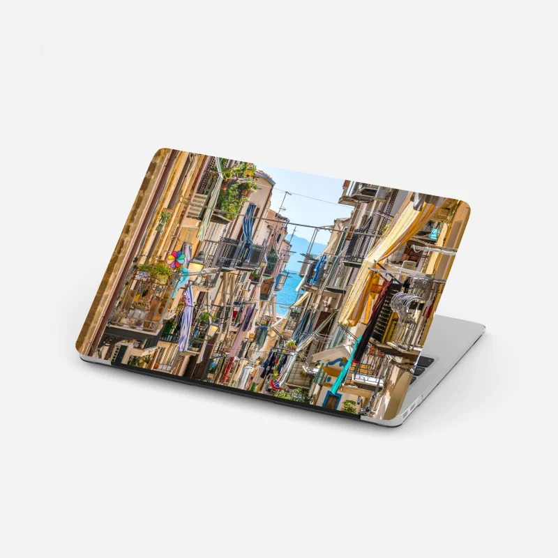 Adesivo per laptop scorcio di vicolo sul mare con balconi fioriti