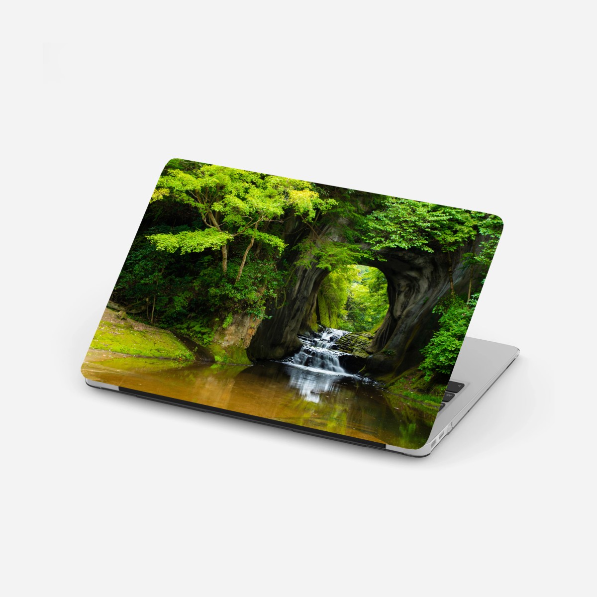 Adesivo per laptop arco naturale con cascata nella foresta • Wallissimo®