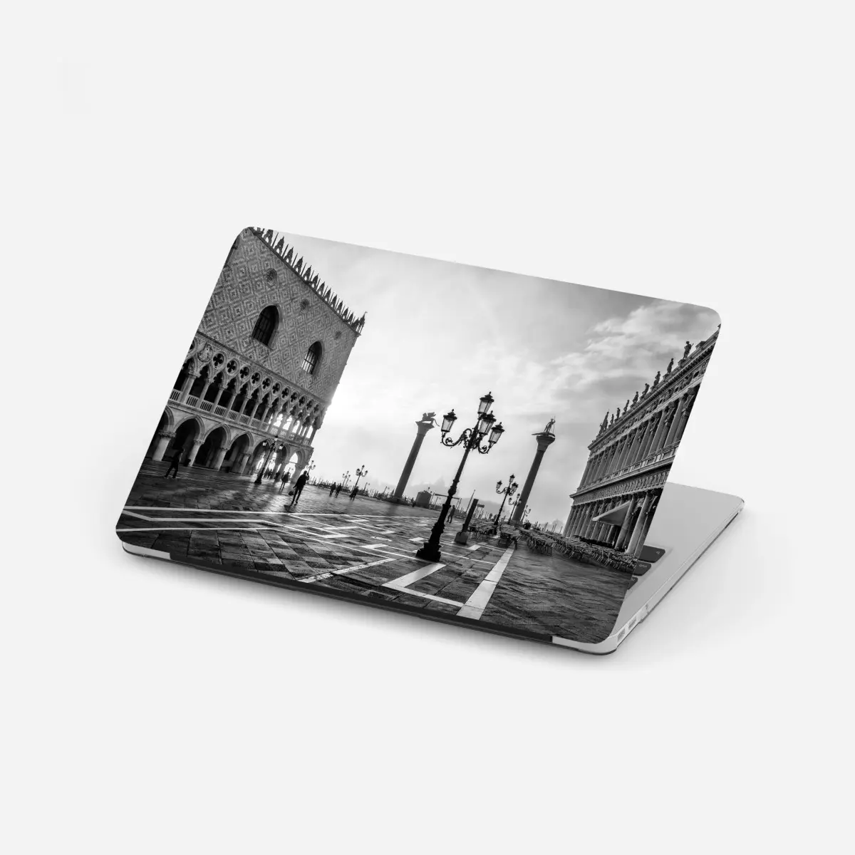 Adesivo per laptop mattina a Venezia: piazza San Marco in bianco e nero • Wallissimo®