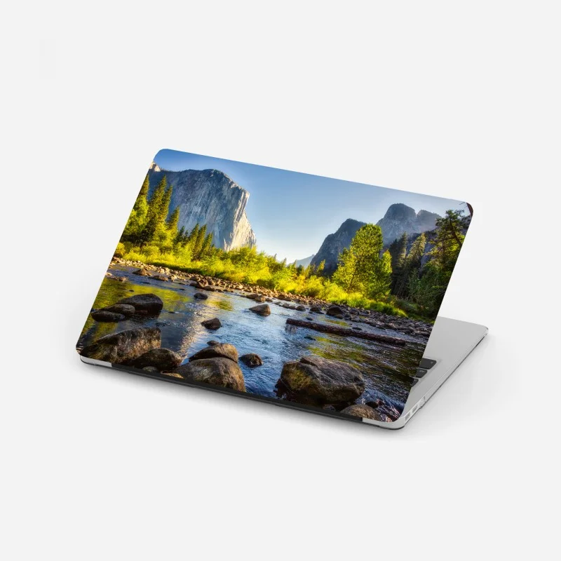 Adesivo per laptop valle montana al tramonto con fiume e rocce