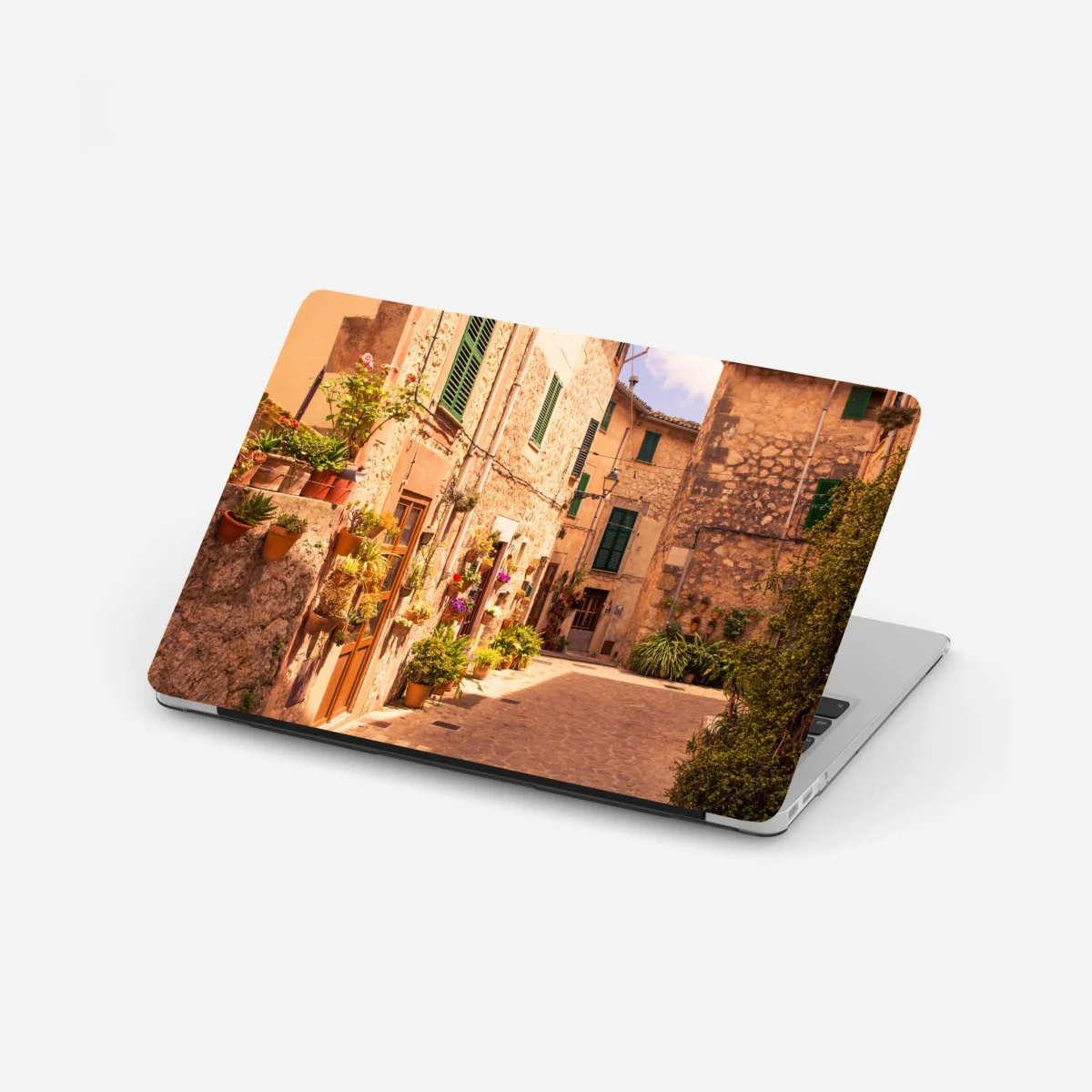 Adesivo per laptop scorcio di borgo fiorito • Wallissimo® Adesivo per laptop scorcio di borgo fiorito • Wallissimo®