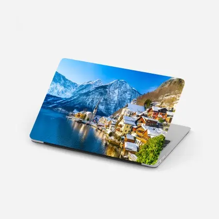 Adesivo per laptop villaggio alpino sul lago innevato • Wallissimo®