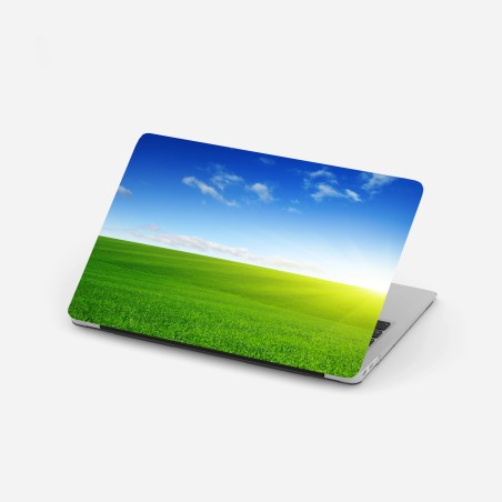 Adesivo per laptop prato verde all'orizzonte con cielo azzurro • Wallissimo®
