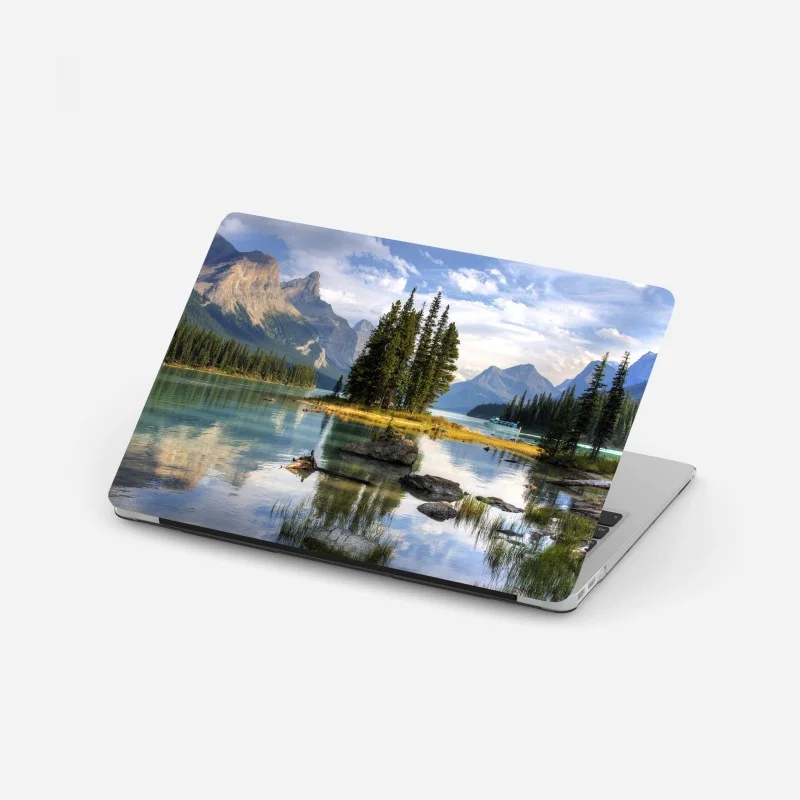 Adesivo per laptop isola di pini su lago alpino al tramonto