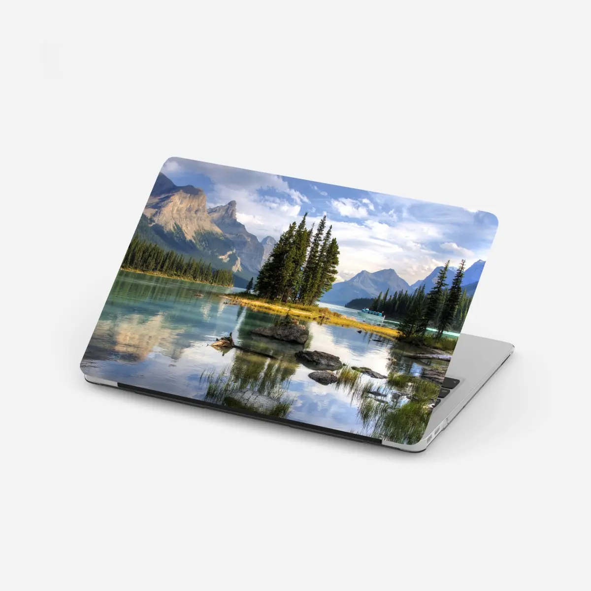 Adesivo per laptop isola di pini su lago alpino al tramonto • Wallissimo®