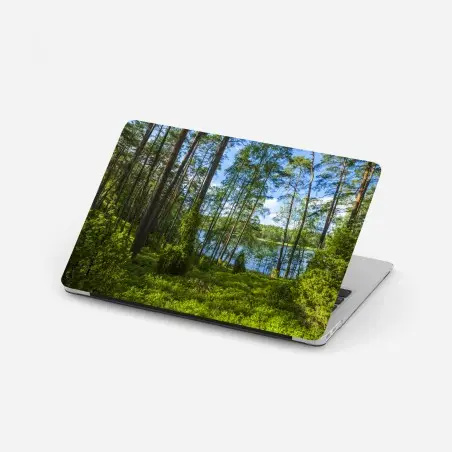 Adesivo per laptop bosco di pini sul lago estivo • Wallissimo®