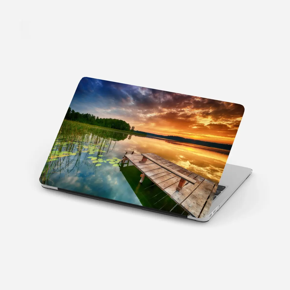Adesivo per laptop molo all'alba sul lago dorato • Wallissimo®